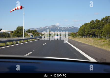 La guida lungo la AP-7 Autopista del Mediterraneo strada a pedaggio barcellona a valencia Spagna in effetti dei venti trasversali Foto Stock