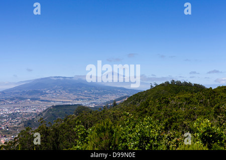 Vista sopra la laguna e l'aeroporto di Los Rodeos verso il monte Teide dalla La Jardina viewpoint in Anaga, Tenerife, Isole Canarie Foto Stock