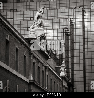 Statua di Brittania sulla parte superiore del Vecchio Mercato del Pesce di Billingsgate in Lower Thames Street nel centro di Londra Foto Stock