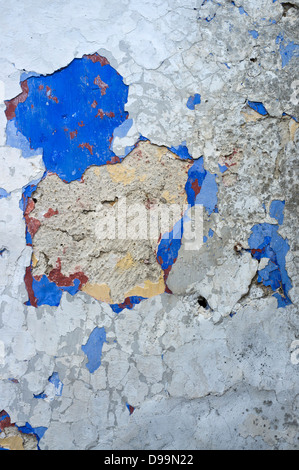 La pelatura di strati di vernice sul muro di un edificio abbandonato nel roque Taborno, Anaga, Tenerife, Isole canarie, Spagna, Foto Stock