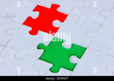 Jigsaw puzzle con una verde e rosso e spazio Foto Stock