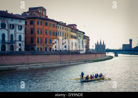 Una barca a remi sull'Arno, Pisa, Italia Foto Stock