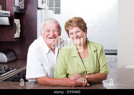 Felice amorevole coppia senior ritratto a casa Foto Stock