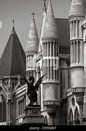 Il Drago al Temple Bar esterno alla Royal Courts of Justice nella città di Londra Foto Stock