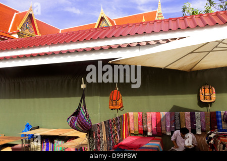 WAT MERCATO KARON, KARON, Phuket, Thailandia 16 FEBBRAIO 2013: il fornitore dispone di snack di stallo di mercato sotto la costruzione del tempio Foto Stock