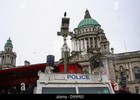 Belfast, Irlanda del Nord, Regno Unito. Il 15 giugno 2013. Anti-G8 manifestanti discenda su città in soli due giorni prima di Barack Obama è dovuto arrivare a Belfast e altri leader politici di tutto il mondo sono dovuti arrivare in Irlanda del Nord per la 39G8 in County Fermanagh - Polizia di mantenere un occhio vigile sui manifestanti Credito: Kevin Scott/Alamy Live News Foto Stock