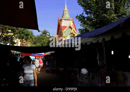 WAT MERCATO KARON, KARON, Phuket, Thailandia Febbraio 16 2013: Donna cammina giù passato bancarelle che vendono vestiti al mercato del Tempio Foto Stock