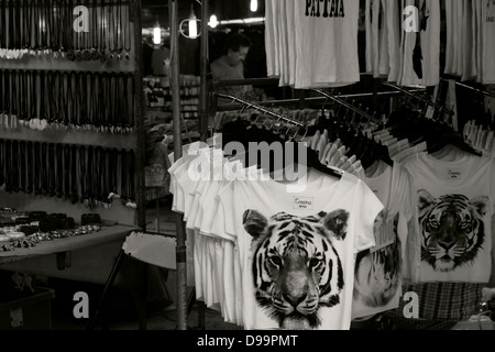 WAT MERCATO KARON, KARON, Phuket, Tailandia 9 FEBBRAIO 2013: stallo del mercato sotto la tenda nel Tempio Karon vende T-shirts Foto Stock