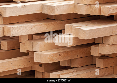 Nuove tavole di legno su uno storage. Sfondo astratto Foto Stock