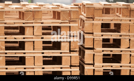 Pila di pallet di legno su un'area di memorizzazione Foto Stock