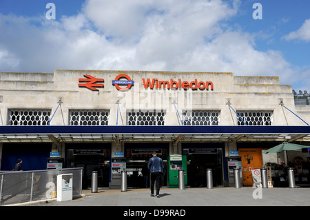 Wimbledon Overground e treni della metropolitana dalla stazione di South West London REGNO UNITO Foto Stock