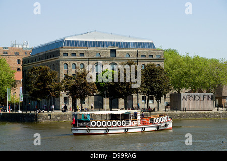 La barca turistica e Arnolfini Contemporary Art Center Floating Harbour, bristol, inghilterra. Foto Stock