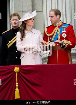 Londra, Regno Unito. Il 15 giugno 2013. Guglielmo duca di Cambridge e Catherine, la Duchessa di Cambridge e il principe Harry frequentare trooping la parata di colori a Londra, Regno Unito, 15 giugno 2013. Il trooping annuale il colore è di onorare il Queens ufficiale di compleanno. Foto: Patrick van Katwijk //dpa/Alamy Live News Foto Stock