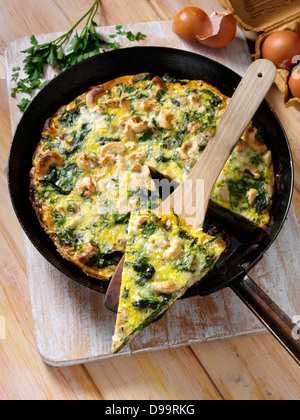 Frittata con funghi spinaci cipolle e anacardi Foto Stock