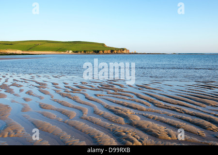 Increspata sabbia e acqua di mare Bantham sulla spiaggia al tramonto. Devon, Inghilterra Foto Stock