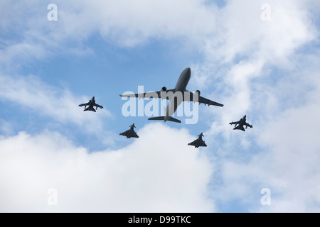 Aeromobile da RAF volare su Londra durante la regina il compleanno flypast 2013 Foto Stock