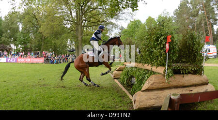 Luhmuehlen, Germania. Il 15 giugno 2013. La Gran Bretagna è eventer Zara Phillips salta sopra un ostacolo sul suo cavallo alta unito al cavallo in prova Luhmuehlen, Germania, 15 giugno 2013. Foto: JOCHEN LUEBKE/dpa/Alamy Live News Foto Stock