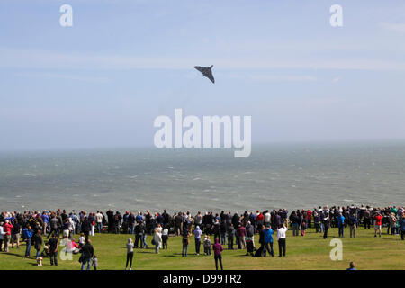 Hastings, Regno Unito. Il 15 giugno 2013. La folla guarda l'ultimo volo del bombardiere Vulcan su Hastings Seafront England Regno Unito GB Foto Stock