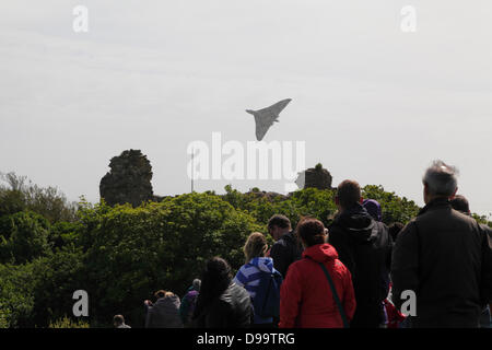 Hastings, Regno Unito. Il 15 giugno 2013. L'ultimo bombardiere Vulcan vola sopra il castello di Hastings Inghilterra UK GB Foto Stock