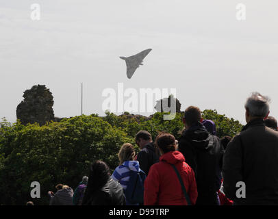 Hastings, Regno Unito. Il 15 giugno 2013. L'ultimo bombardiere Vulcan vola sopra il castello di Hastings Inghilterra UK GB Foto Stock