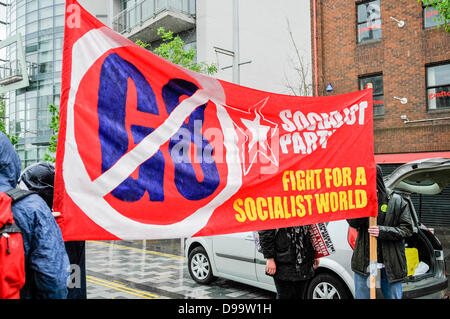 Belfast, Irlanda del Nord. Il 15 giugno 2013. Partito socialista banner in un anti-G8 protesta organizzata dal Congresso irlandese dei Sindacati (ICTU) Credito: Stephen Barnes/Alamy Live News Foto Stock