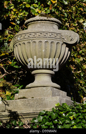 Un urna di pietra a Pollok House di Pollok Country Park, Glasgow, Scotland, Regno Unito Foto Stock