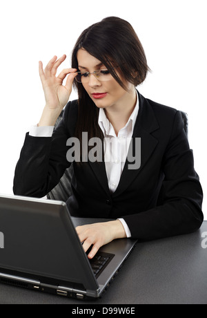 Primo piano della imprenditrice iscritto sul suo computer portatile isolato su sfondo bianco Foto Stock