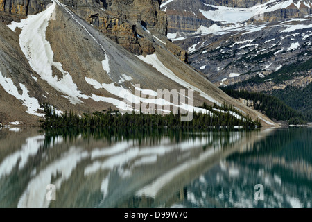 Riflessioni a Bow Lake il Parco Nazionale di Banff Alberta Canada Foto Stock