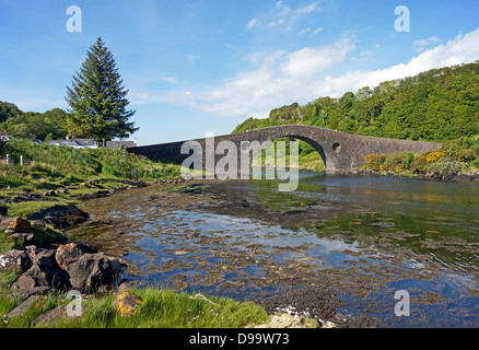 Il Clachan Bridge (Ponte Atlantico) che collega la terraferma scozzese con l'isola di Seil a sud di Oban Scozia Scotland Foto Stock