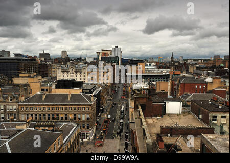 Glasgow, Regno Unito. Il 15 giugno 2013. Regno Unito: Meteo Glasgow. Unseasonably cattivo tempo estivo, freddo, umido e scuro meditabondo del cielo. Credito: Tony Clerkson/Alamy Live News Foto Stock