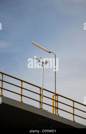 La protezione CCTV camme al parcheggio e cielo blu. Foto Stock