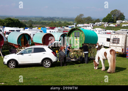 I viaggiatori lo scarico di un archetto top gypsy caravan a Appleby Horse Fair, Appleby-in-Westmoreland, Cumbria, England, Regno Unito Foto Stock