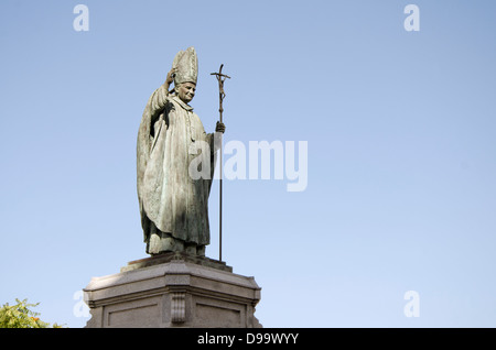 Statua ringraziando Papa Giovanni Paolo II che ha elevato la chiesa collegiata di una Cattedrale di San Salvador. Jerez de la Frontera, Spagna Foto Stock