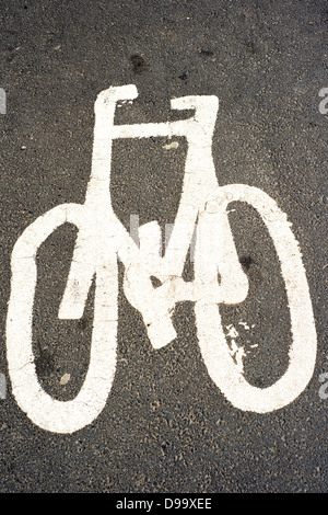 Pista ciclabile simbolo dipinto su una strada in Inghilterra, Regno Unito Foto Stock