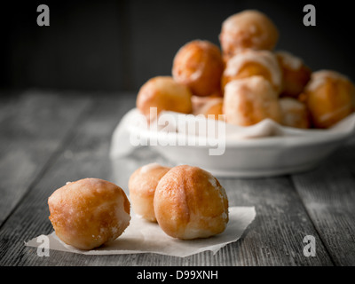 Piccole ciambelle fresche, noto anche come fori di ciambella, preparato per lucidare il giovedì grasso. Foto Stock