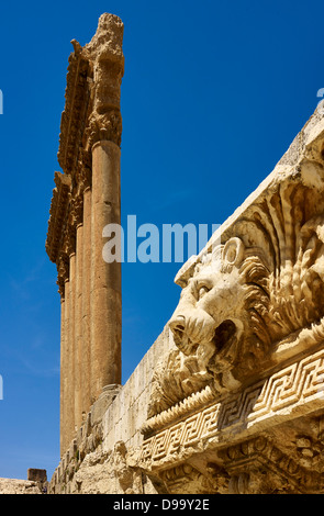 Le colonne del tempio di Giove e cornicione con testa di leone in antica città di Baalbek, Libano, Medio Oriente Foto Stock