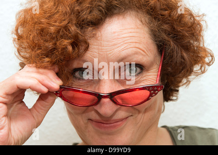 Dai capelli rossi donna che indossa gli occhiali da sole Foto Stock