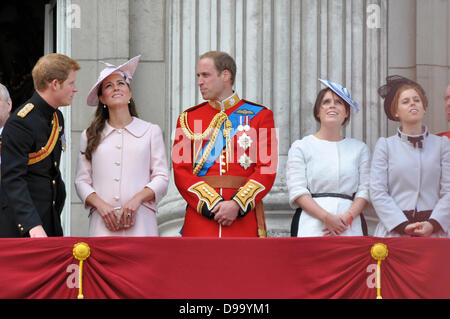 Il principe Harry, Kate Middleton, il principe William osservano il Flypast del compleanno della regina dal balcone di Buckingham Palace dopo aver Trooping il colore 2013. Eugenie e Beatrice. Principi Harry e William in uniforme militare Foto Stock