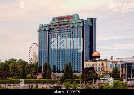 Il Sheraton on the Falls hotel in Niagara Falls Ontario Canada dal Rainbow Bridge con l' Hard Rock Cafe sulla destra. Foto Stock