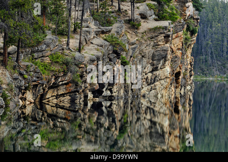 Riflessi nel lago a ferro di cavallo del Parco Nazionale di Jasper Alberta Canada Foto Stock