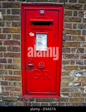 Un rosso post box montato in una parete a Burlington Lane,Chiswick,London Borough di Hounslow, London, England, Regno Unito Foto Stock