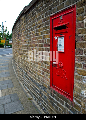 Un rosso post box montato in una parete a Burlington Lane,Chiswick,London Borough di Hounslow, London, England, Regno Unito Foto Stock