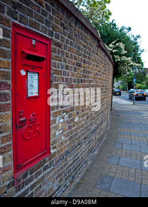 Un rosso post box montato in una parete a Burlington Lane,Chiswick,London Borough di Hounslow, London, England, Regno Unito Foto Stock