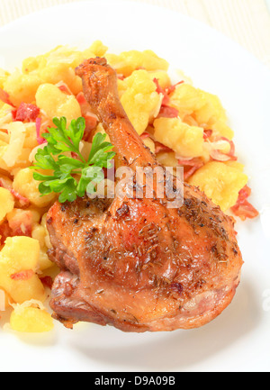 Piccoli gnocchi di patate con anatra arrosto gamba Foto Stock