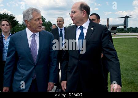 Il Segretario alla difesa degli Stati Uniti Chuck Hagel passeggiate con il ministro israeliano della difesa Moshe Ya'alon al di fuori del Pentagono Giugno 14, 2013 in Arlington, VA. I due si sono incontrati dopo Ya'alon ha preso una gita aerea della zona a bordo di un Marine Corps MV-22B Osprey tiltrotor aeromobili. Foto Stock