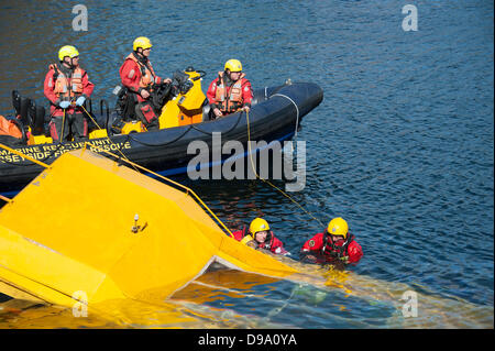 Yellow DuckMarine anfibio veicolo turistico lavelli a Albert Dock Liverpool Regno Unito. Fire & Rescue Service passeggeri di salvataggio. Foto Stock