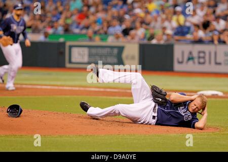 San Pietroburgo, Florida, Stati Uniti d'America. Il 15 giugno, 2013. DANIEL WALLACE | Orari.Tampa Bay Rays brocca Alex Cobb (53) cade a terra dopo essere stato colpito durante la quinta inning contro Kansas City Royals sabato presso il Tropicana Field a San Pietroburgo. Credito: © Daniel Wallace/Tampa Bay volte/ZUMAPRESS.com/Alamy Live News Foto Stock