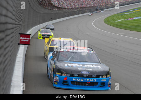 Brooklyn, MI, Stati Uniti d'America. Il 15 giugno, 2013. Brooklyn, MI - giu 15, 2013: Trevor Bayne (6) trascina in rotazione una durante l'Alleanza parti del carrello 250 presso il Michigan International Speedway di Brooklyn, MI Credito: csm/Alamy Live News Foto Stock