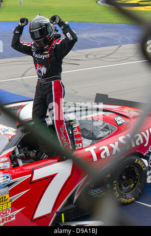 Brooklyn, MI, Stati Uniti d'America. Il 15 giugno, 2013. Brooklyn, MI - giu 15, 2013: Regan Smith (7) vince l'Alleanza parti del carrello 250 presso il Michigan International Speedway di Brooklyn, MI Credito: csm/Alamy Live News Foto Stock