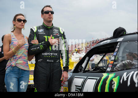 Brooklyn, MI, Stati Uniti d'America. Il 15 giugno, 2013. Brooklyn, MI - giu 15, 2013: Kyle Busch (54) sulla griglia prima dell'inizio dell'Alleanza parti del carrello 250 presso il Michigan International Speedway di Brooklyn, MI Credito: csm/Alamy Live News Foto Stock